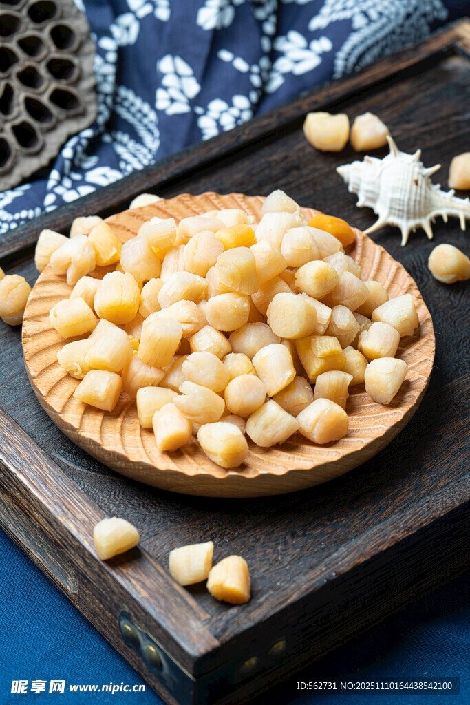 木盘上的美味干贝