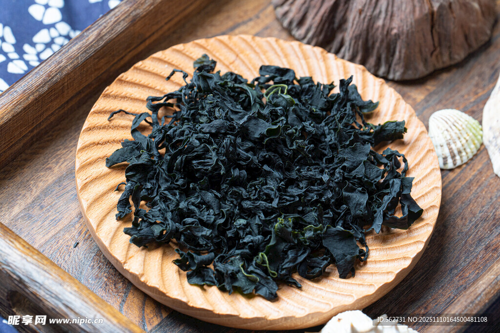 木制盘中的优质裙带菜干