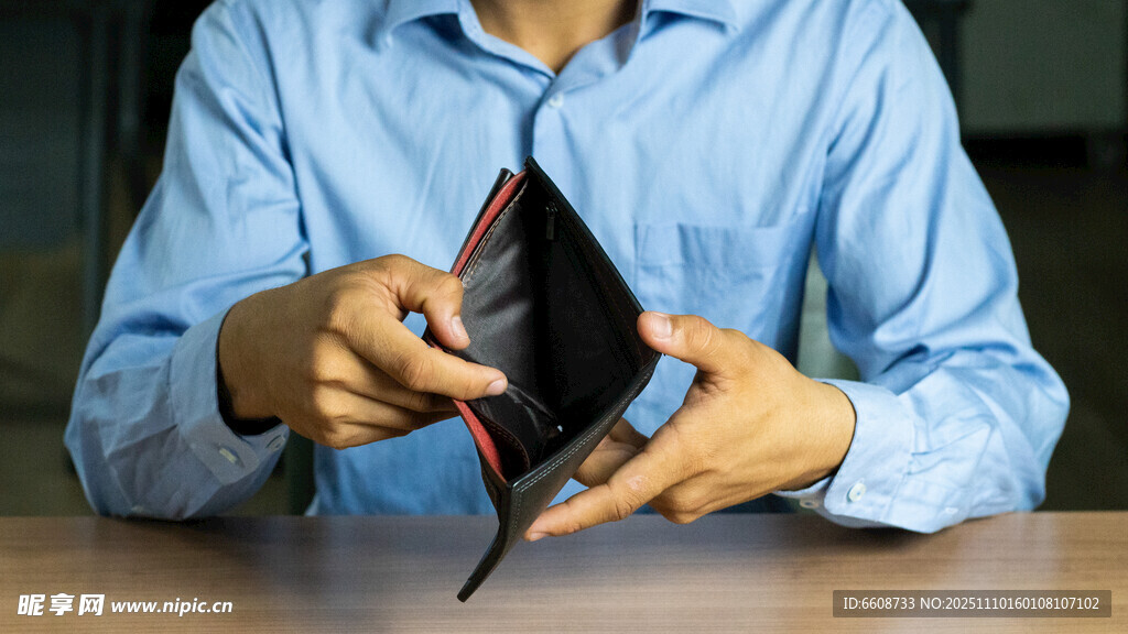 男子展示空钱包