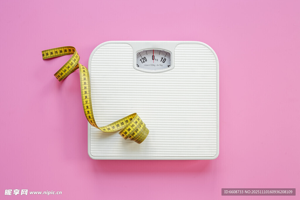 白色体重秤与黄色卷尺