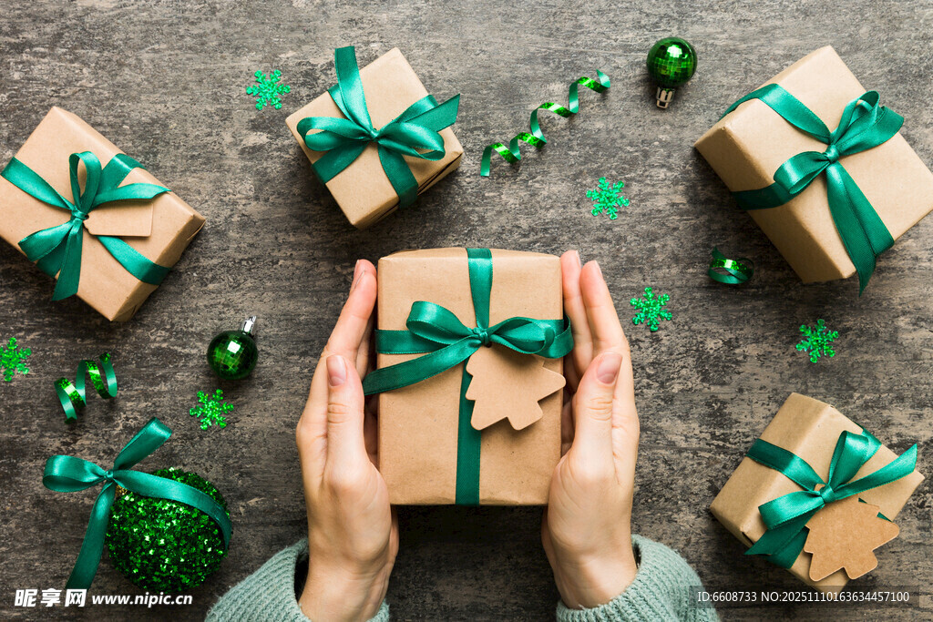 双手捧起精美圣诞礼品盒