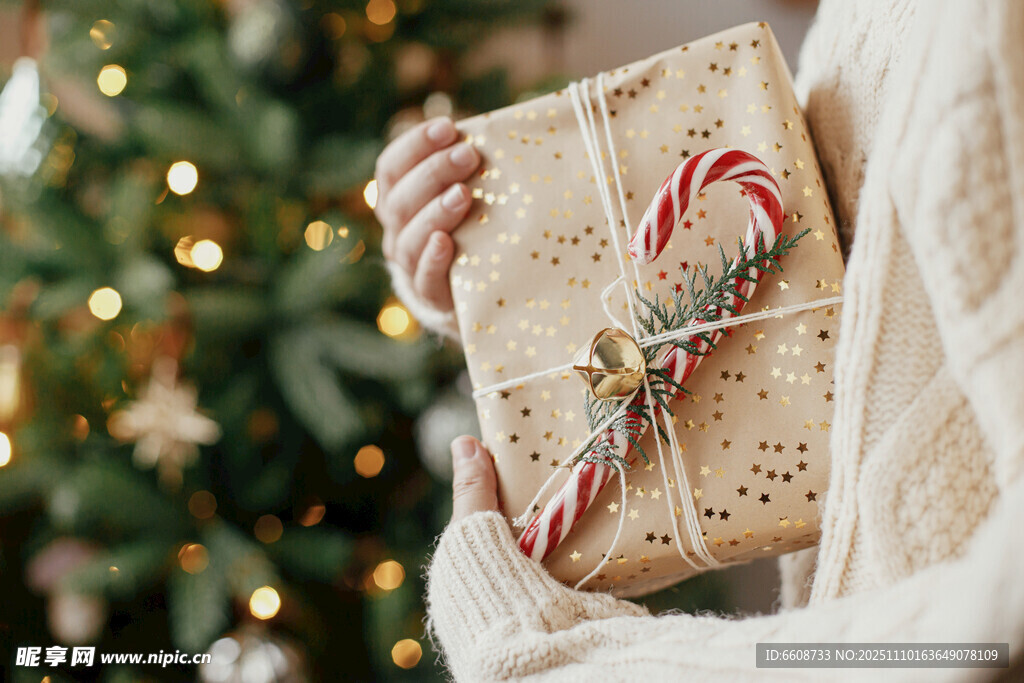 手持精美圣诞礼物的人