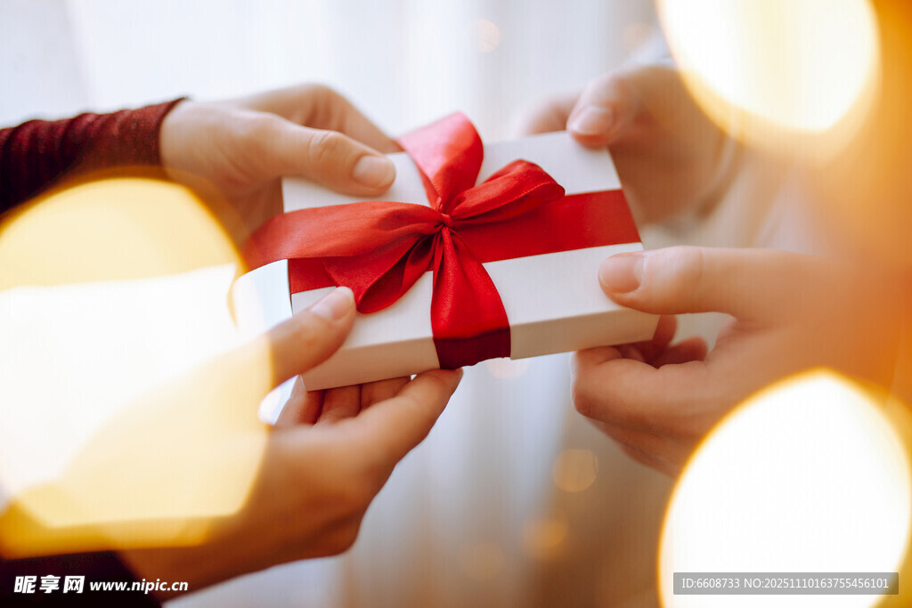 传递礼物的温馨瞬间