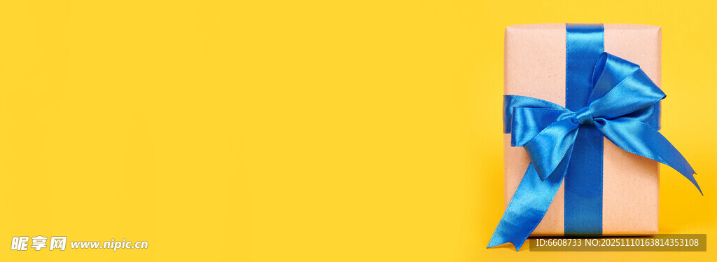 黄色背景的精美礼品盒