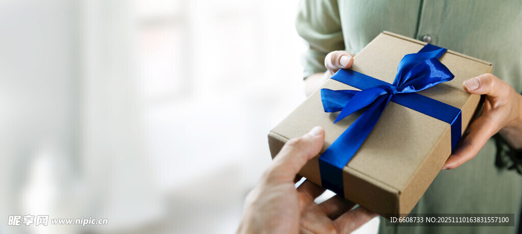 双手递赠精美礼品盒