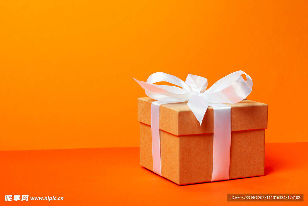 橙色背景上的精美礼品盒