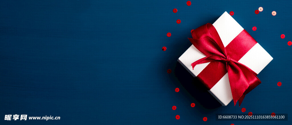 蓝色背景上的精美礼品盒