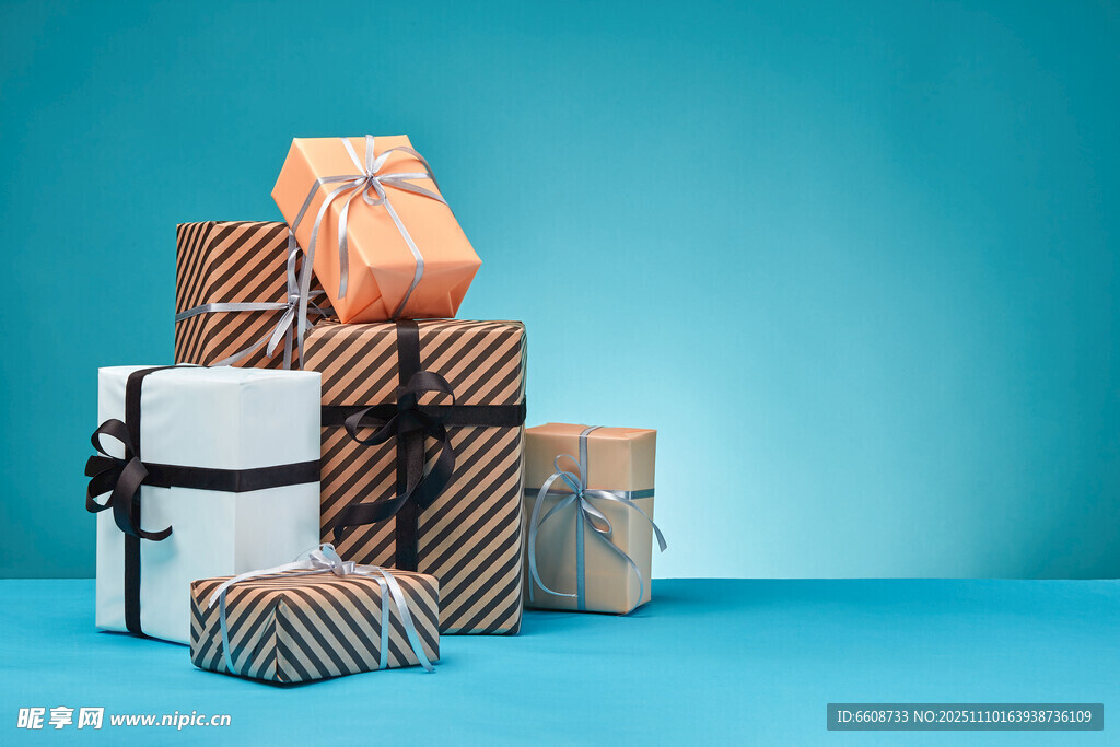 多彩礼品堆叠展示