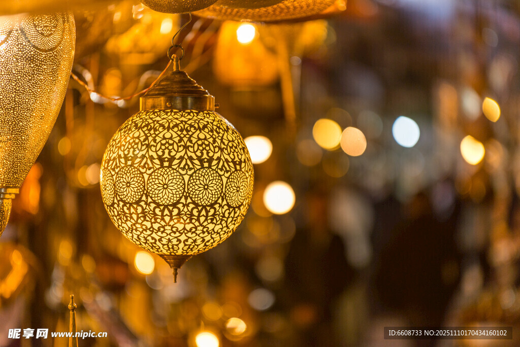 精致圣诞装饰球点亮节日氛围