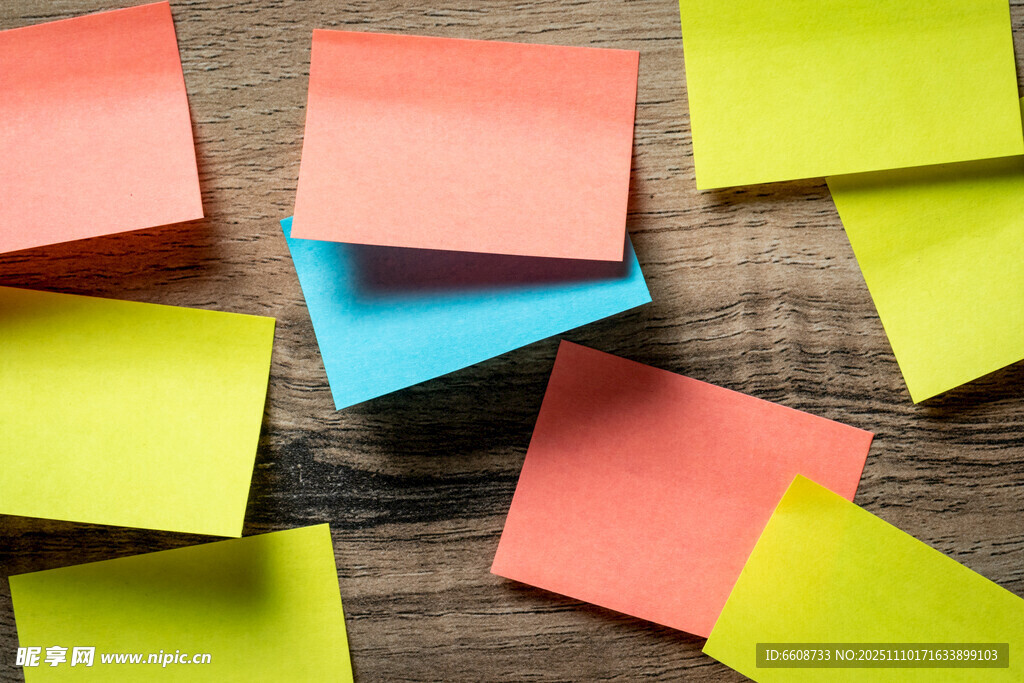 多彩便签纸散落桌面