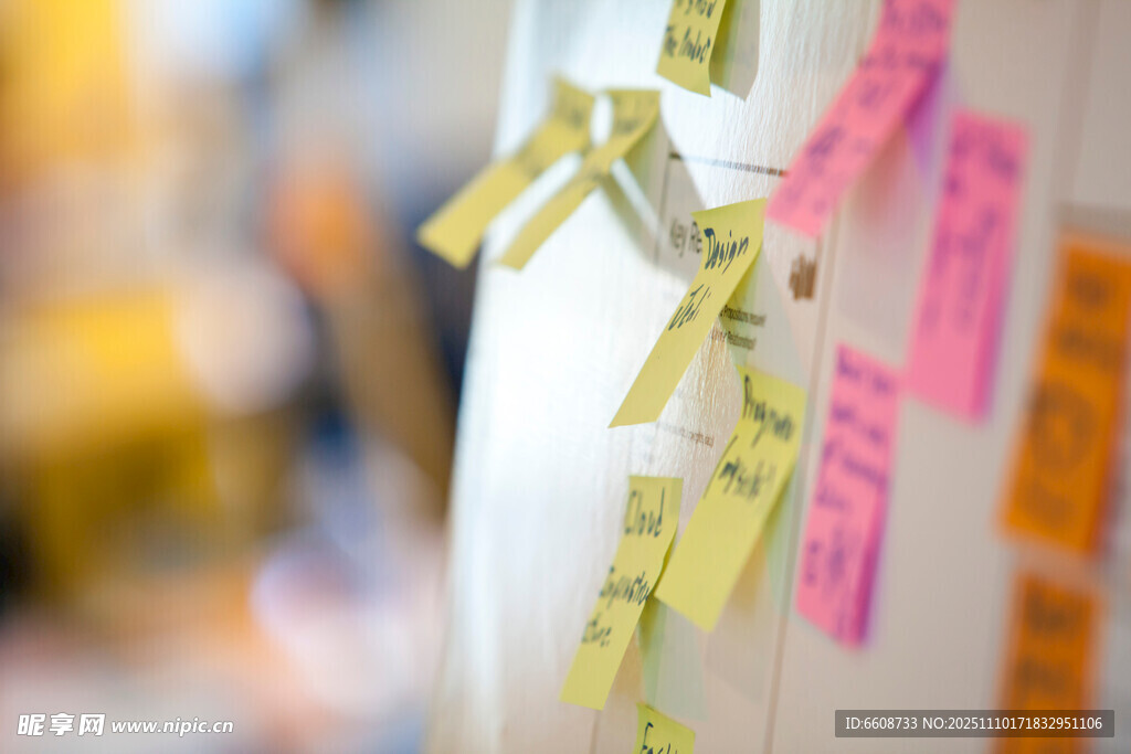 贴满便签的白色柱子