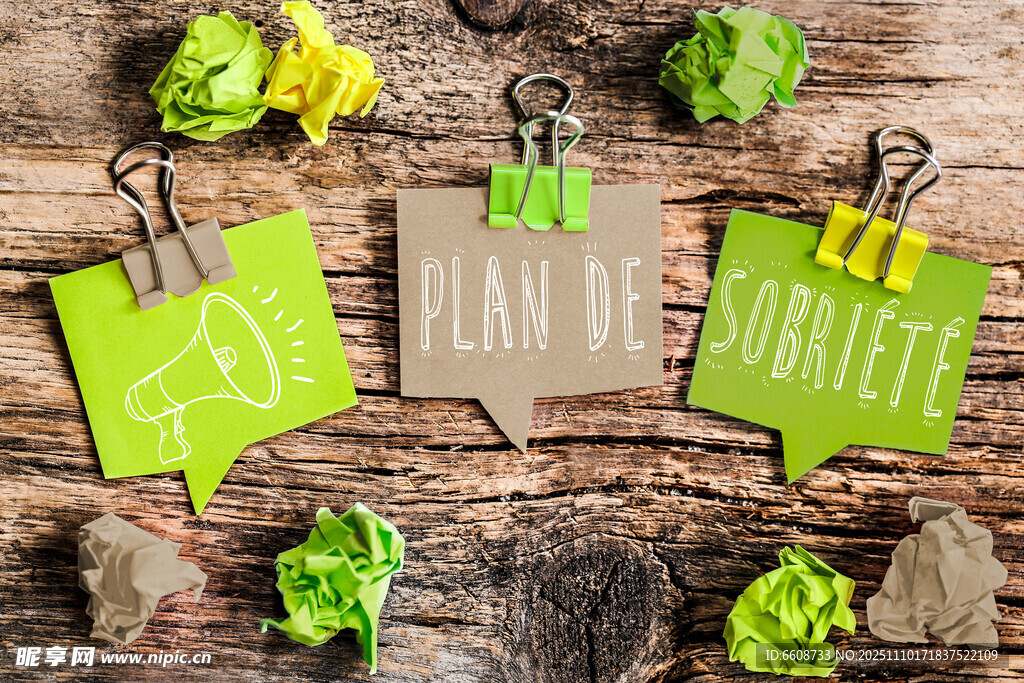 绿色便签装点的木质背景