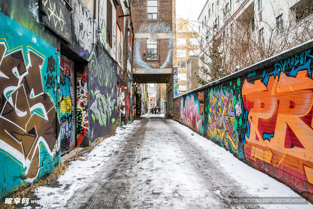 雪后街头的多彩涂鸦小巷