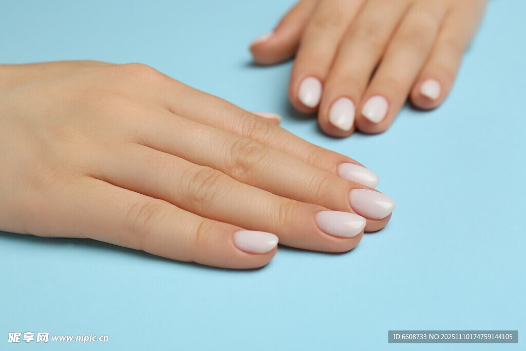 优雅美甲的女性双手