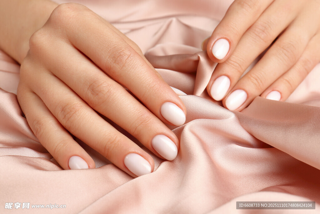 优雅美甲的女性双手