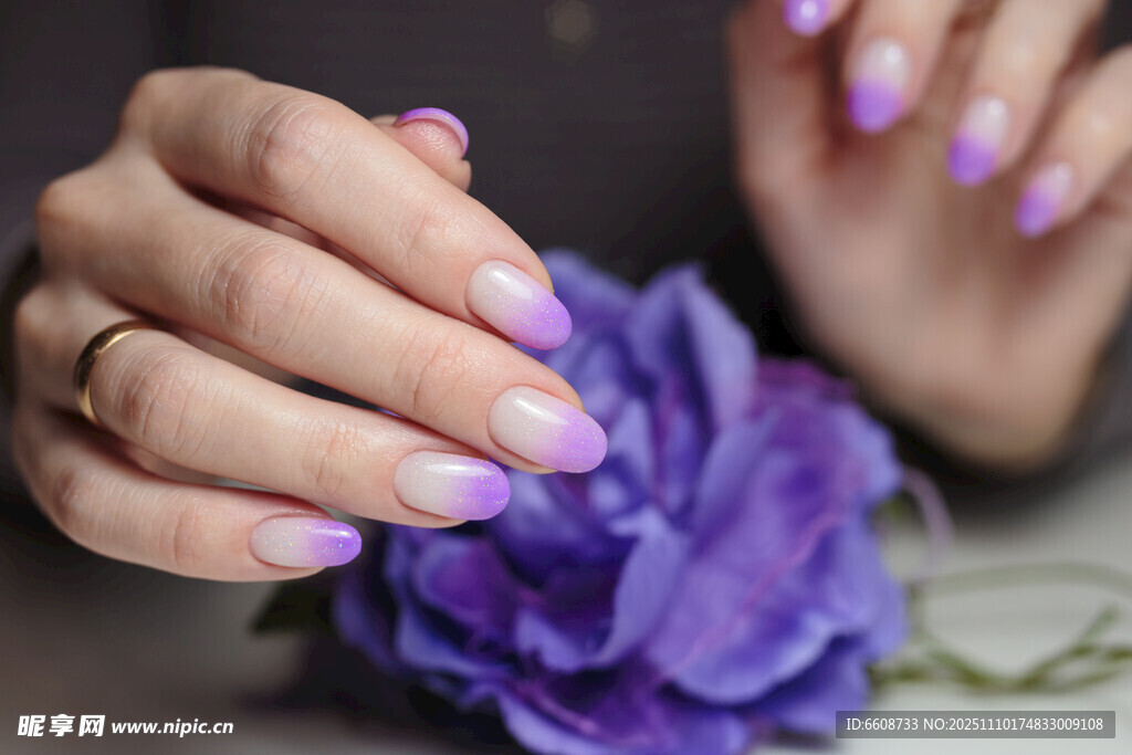 精致美甲搭配紫色花卉