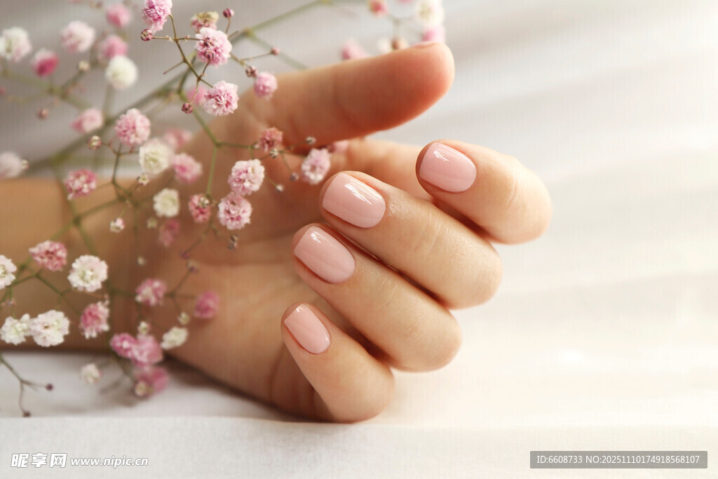 精致美甲搭配浪漫花朵手链