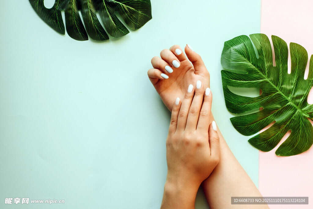 双手呵护双足的温馨时刻