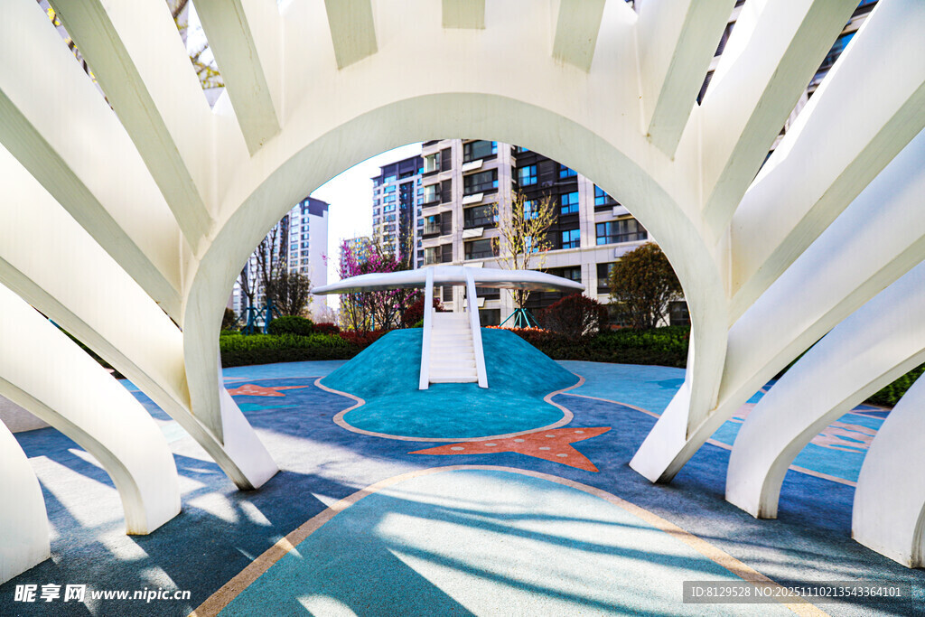 现代艺术风的户外休闲空间