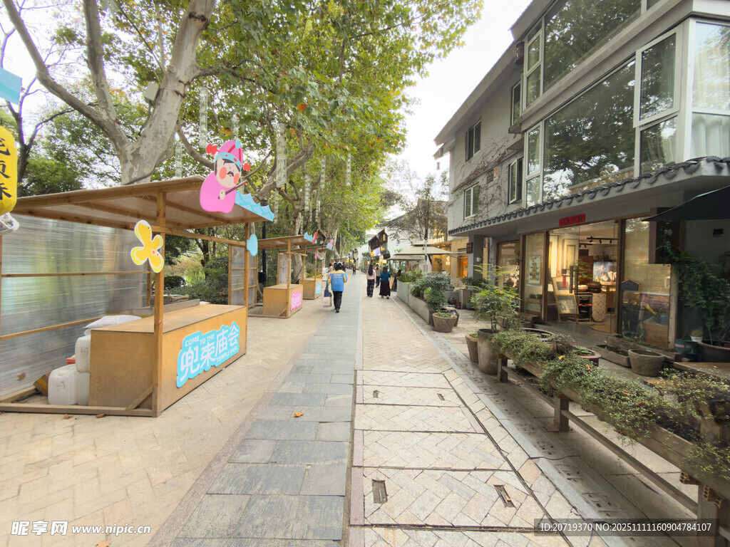 城市商业街的悠闲景象