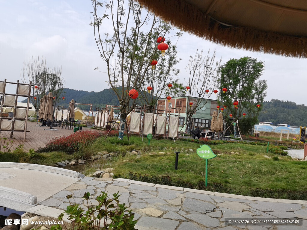 湖畔庭院景观绿植红灯点缀