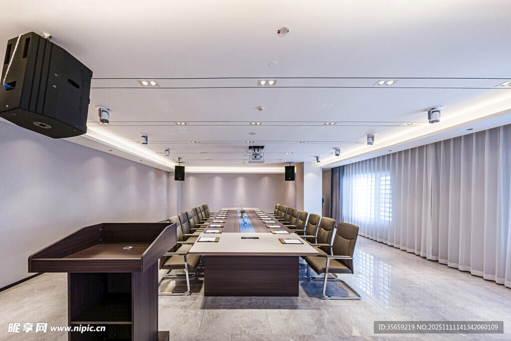 现代简约风格会议室