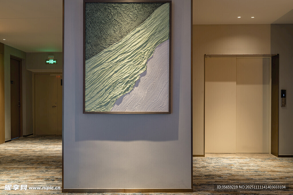 走廊中的艺术挂画