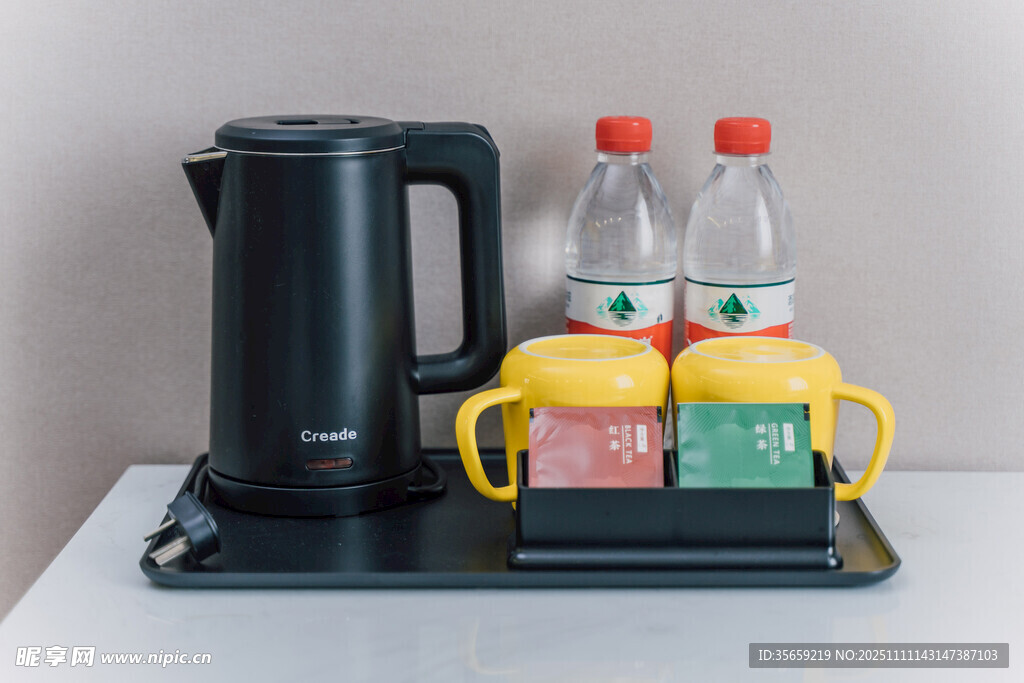 托盘上的水壶与瓶装水