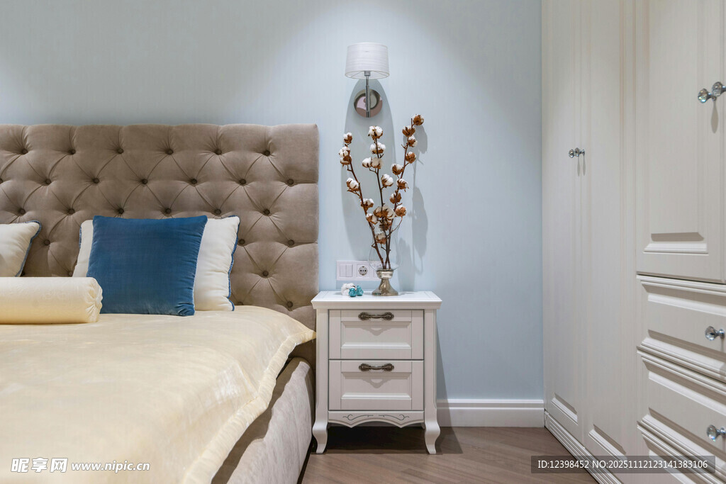 简约温馨卧室床头一角