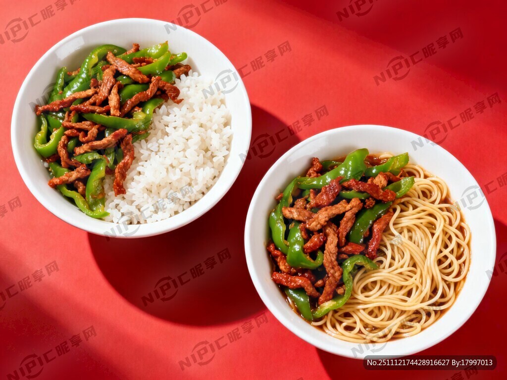 一半是青椒肉丝盖浇饭 底色红色