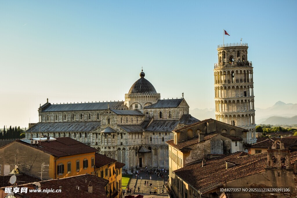 比萨斜塔与周边建筑景观