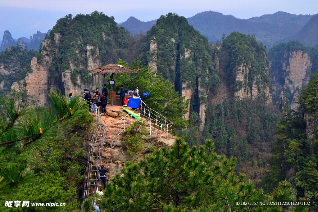 张家界奇峰上的观景游客