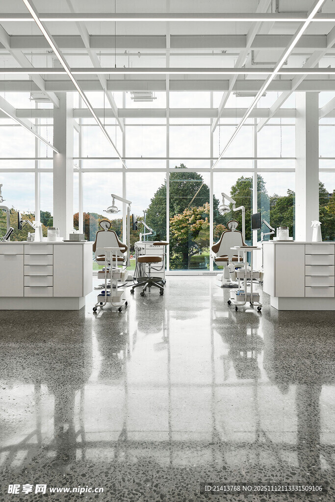 现代明亮的医疗办公空间