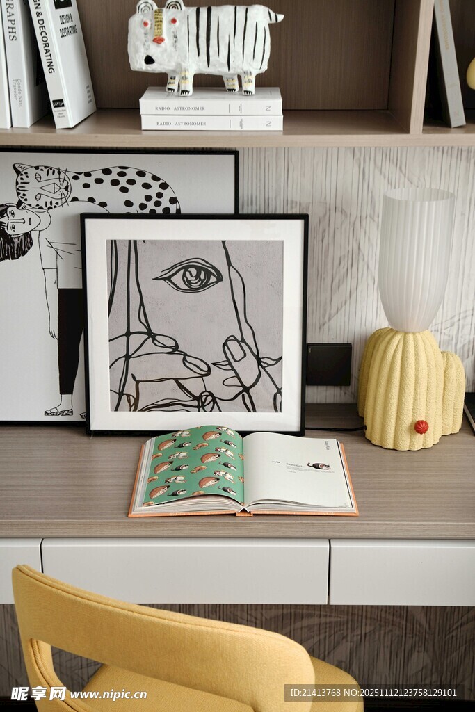 简约书桌一角的艺术氛围简约书桌