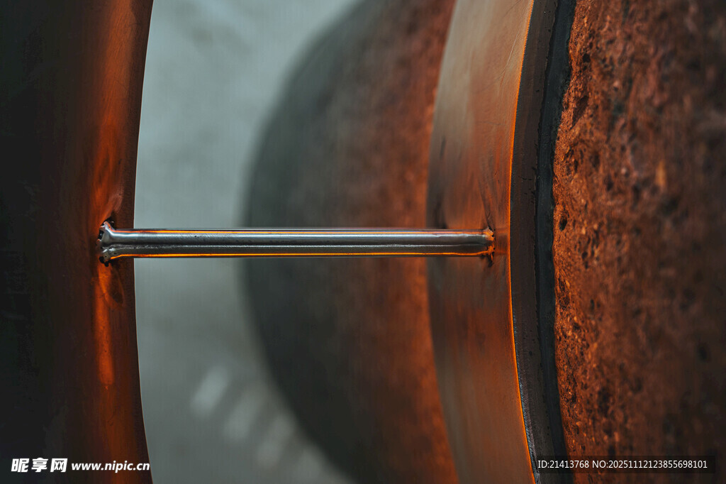 小提琴琴身与琴弦特写