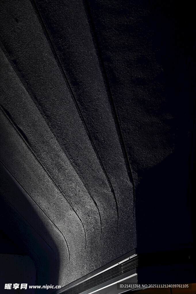 黑暗中弯曲的神秘结构