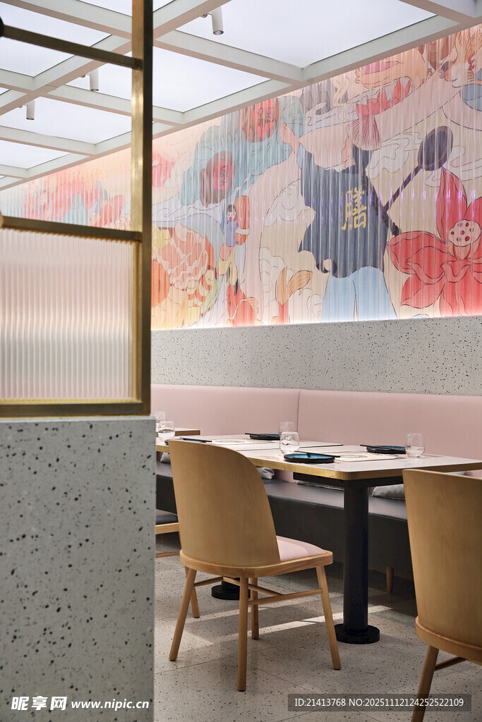 餐厅内景彩色壁画与桌椅