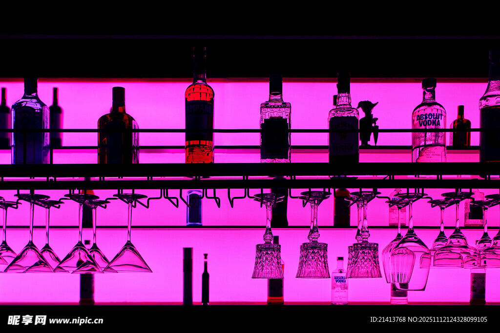 酒吧绚丽灯光下的酒瓶陈列