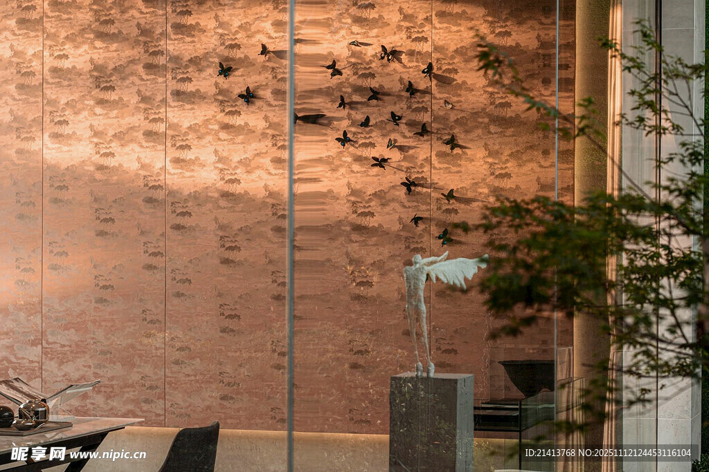 室内攀岩墙与绿植景观