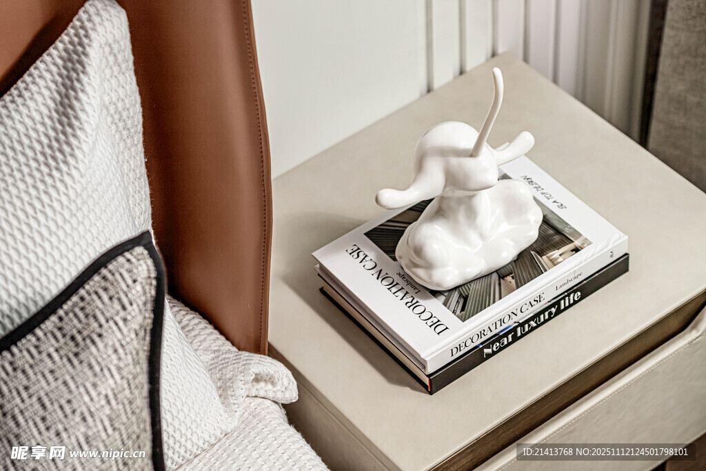 精致摆件与书籍的优雅组合