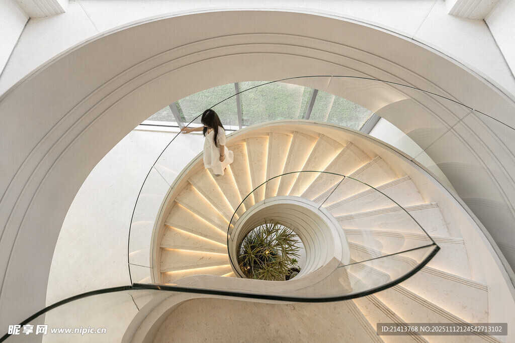 旋转楼梯上的孤独身影