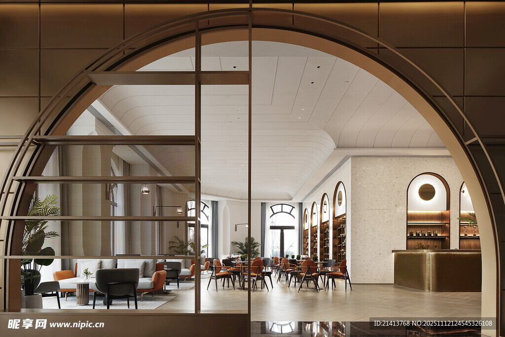 中式拱形门内的雅致空间