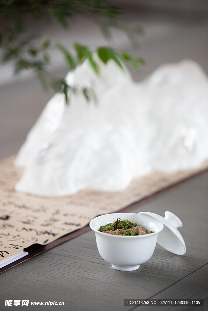 中式茶点与绿植雅致场景