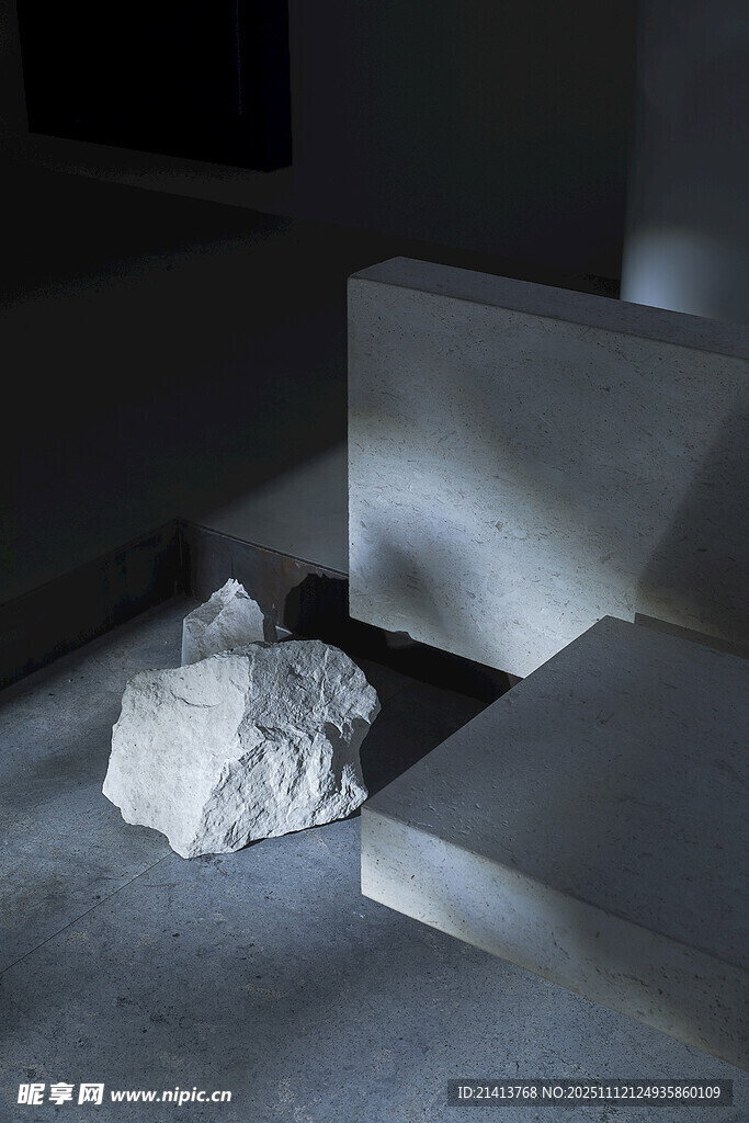 黑暗中孤独的皱纸团