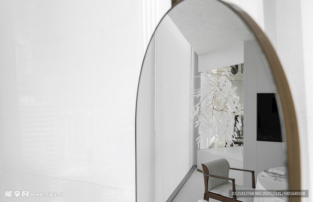 弧形镜子装点简约室内空间