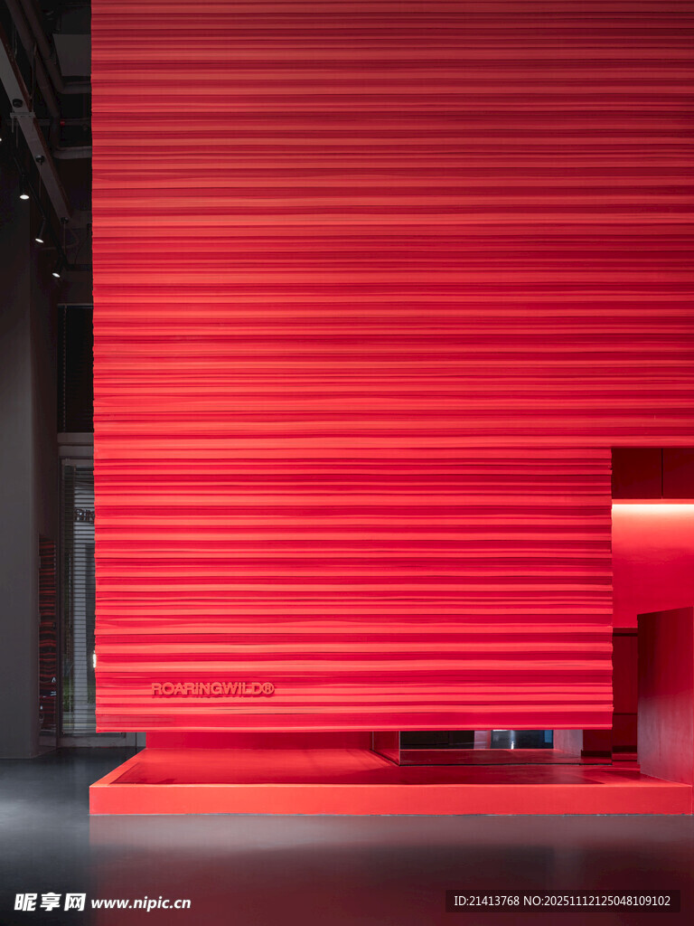 红色条纹墙面室内场景