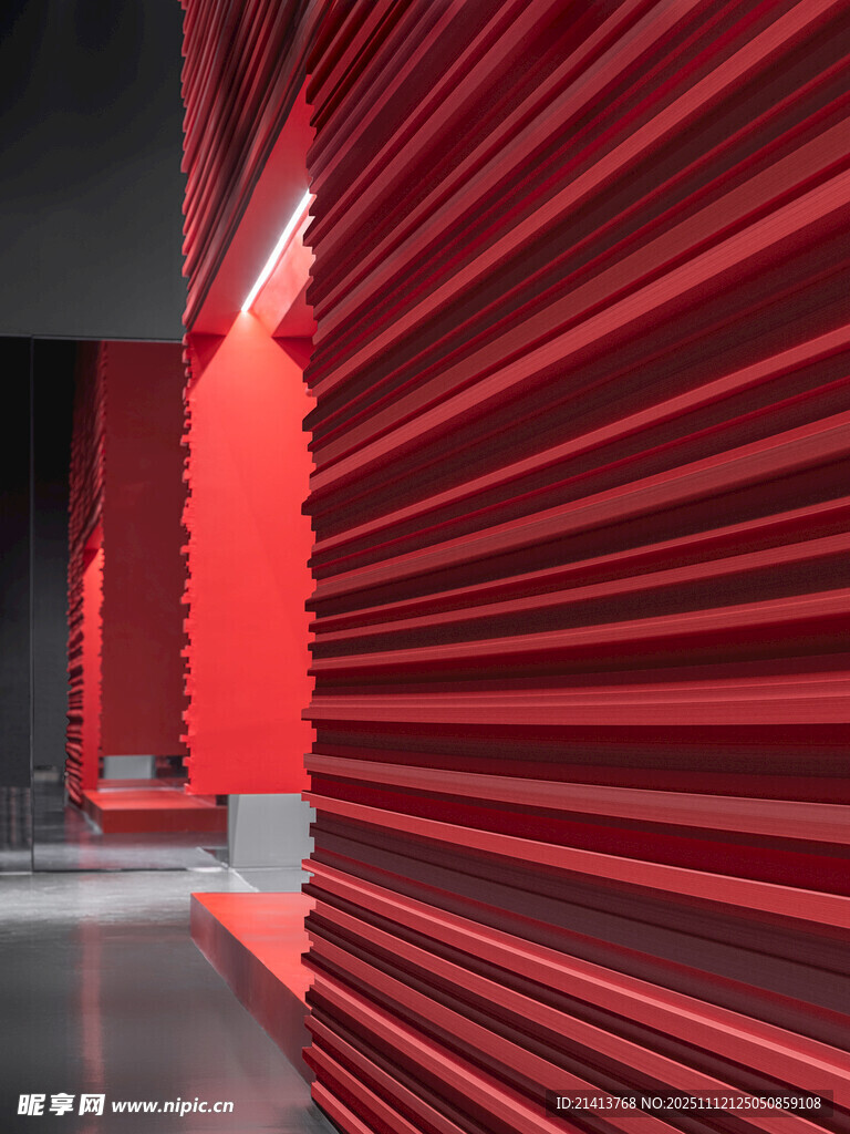红色条纹墙面室内空间