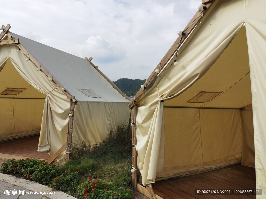 户外露营帐篷场景