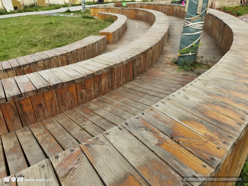 户外木质弧形步道景观