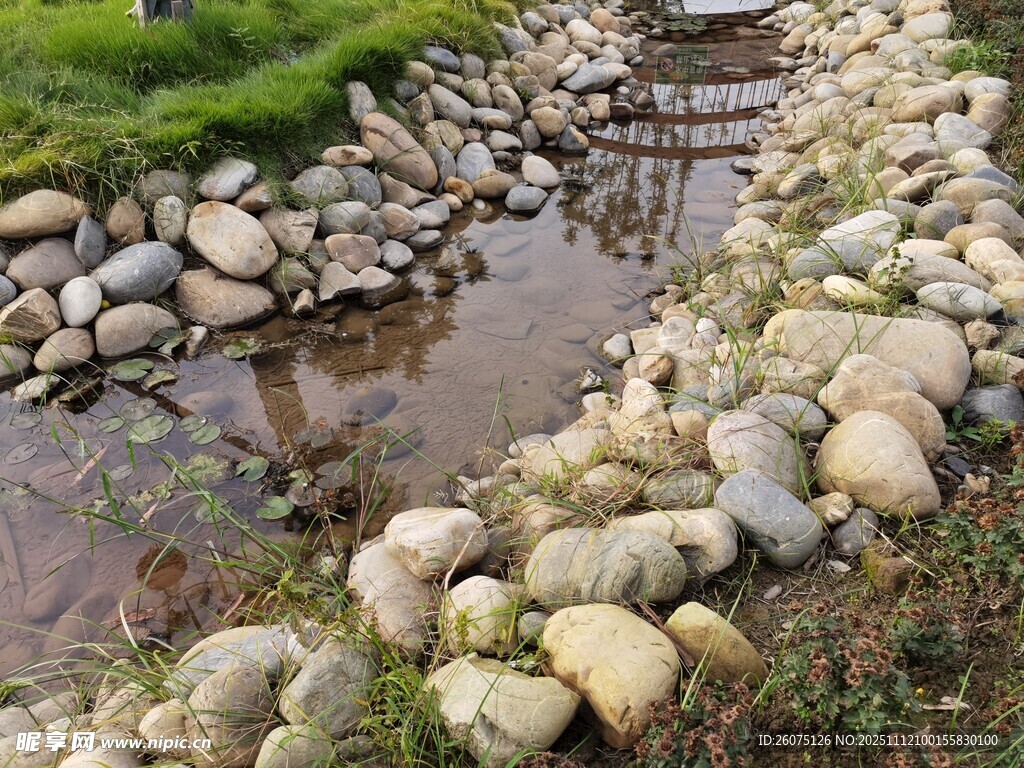 溪边鹅卵石景观